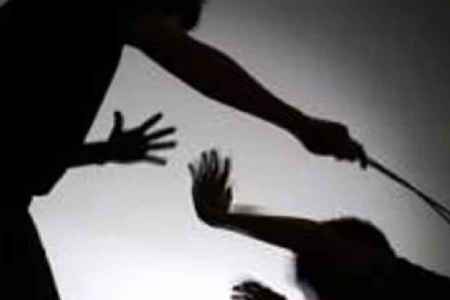 Maharajganj News : खेत में काम कर रही महिला के साथ ये वारदात ! पुरानी रंजिश बनी वजह