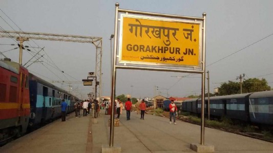 Maharajganj News : गोरखपुर रेलवे स्टेशन पर यात्रियों को मिले पुरानी चादरों से बने झोले, पॉलिथीन का बहिष्कार करने की अपील