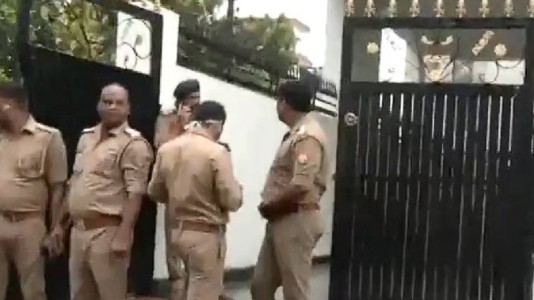 Lucknow News : सपा नेता माता प्रसाद पांडे के घर के बाहर भरी पुलिस बल तैनात, बरेली जाने से रोका गया प्रतिनिधि मंडल