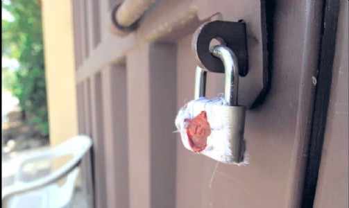 Maharajganj News : बिना डॉक्टर चल रहा था ऑपरेशन! छापे में खुलासा, अस्पताल की ओटी सील