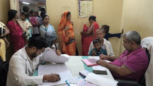 Maharajganj News : अचानक अस्पताल में आयी मरीजों की बाढ़! आखिर क्यों ?