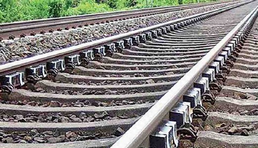 Maharajganj News : रेलवे ट्रैक पर खून से लथपथ मिला युवक, पहचान न होने से बढ़ा सस्पेंस