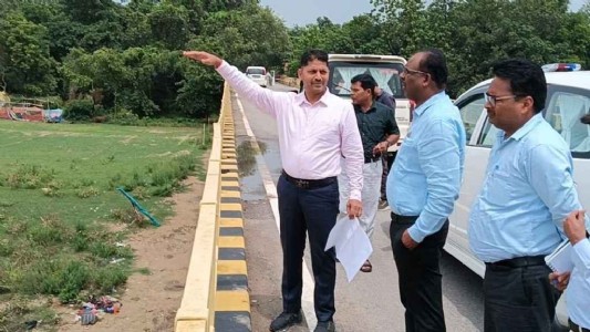 Maharajganj News : पराली का धुआं दिखा तो नहीं बख्शे जाओगे, एक्शन मोड में खुद खेतों में उतरे डीएम