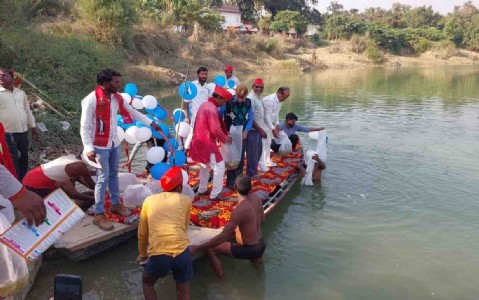 Maharajganj News : रोहिन नदी में छिपा 'जीवन का खजाना' ! दो लाख मछलियों संग जागा जल संरक्षण का संकल्प