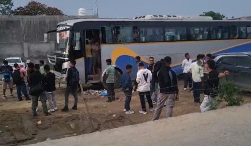 Maharajganj News : होली के बाद बसों में उमड़ी भीड़ ! महराजगंज से गोरखपुर रूट पर ओवरलोड दौड़ी बसें