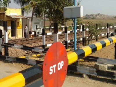 Maharajganj News : घंटों बंद फाटक के चलते थम जाती है ज़िंदगी, आखिर कब बनेगा यहाँ ओवर ब्रिज