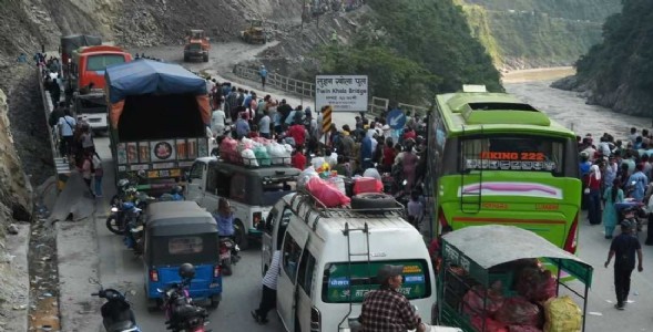 Maharajganj News : दाउने मार्ग पर लगा भारी जाम, नारायणगढ़-चितवन रूट दो माह तक बाधित