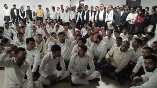 Maharajganj News : दीवानी न्यायालय में तालाबंदी, कर्मचारियों के कार्य बहिष्कार से ठप रहा न्याय