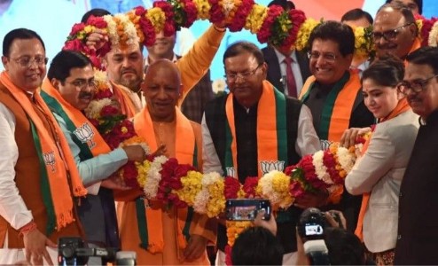 UP Politics : प्रदेश अध्यक्ष की ताजपोशी होते ही महराजगंज में जश्न, ढोल-नगाड़ों के साथ गूंजा पंकज चौधरी का नाम