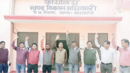 Maharajganj News : ऑनलाइन हाज़िरी के विरोध में हुंकार : काली पट्टी में चेतावनी, पंचायत सचिवों का प्रदेशव्यापी सत्याग्रह शुरू