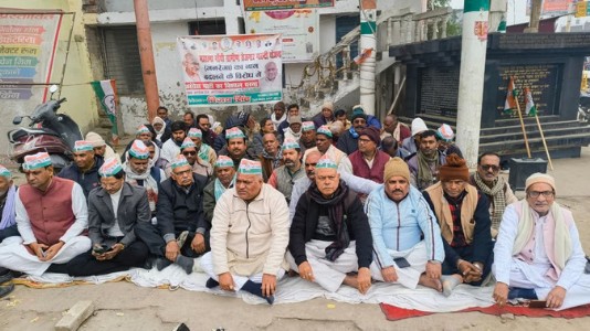 Maharajganj News : मनरेगा से गांधी का नाम हटाने के विरोध में सड़कों पर उतरी कांग्रेस, सक्सेना चौक पर दिया धरना