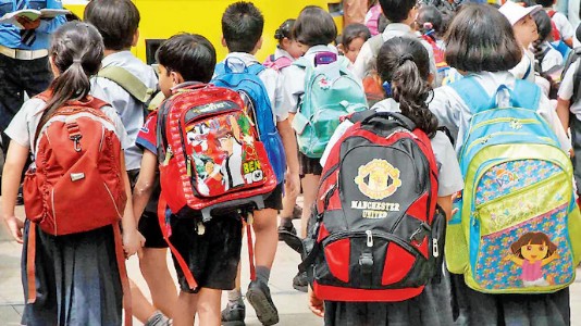 नामांकन संकट : आधार कार्ड न होने से स्कूलों में बच्चों का भविष्य अधर में