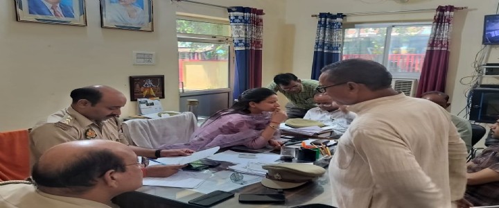 खलिहान की जमीन पर दबंगों का कब्जा, महिला ने समाधान दिवस में लगाई गुहार