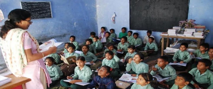 Maharajganj : बेसिक शिक्षा विभाग की लापरवाही, मई तक नहीं पहुंचीं कक्षा 1 से 3 की किताबें