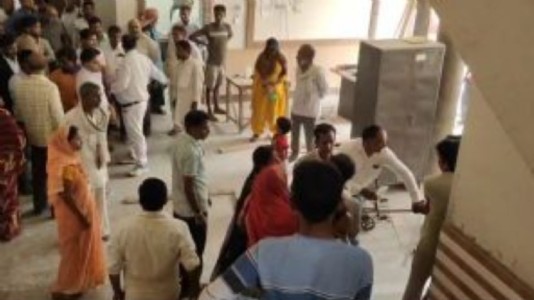 रजिस्ट्री के दौरान विवाद, लाठी लेकर दफ्तर में घुसा युवक, मची अफरा-तफरी