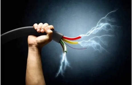 Maharajganj News : कंबाइन की मरम्मत कर रहा था युवक, अचानक तार से हुआ संपर्क और मच गया हड़कंप!