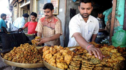 Maharajganj News : बाजार में चल रहा ख़राब तेल का खेल, जो पड़ रहा है सेहत पर भारी