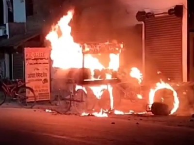 Maharajganj News : मोमोज का ठेला बना आग का गोला, मचा हड़कंप