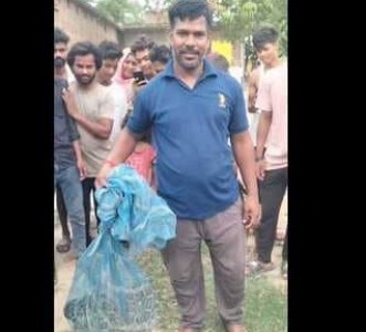 Maharajganj News : घर में घुसा चितंग सांप, युवाओं ने इस तरह किया साहसी रेस्क्यू