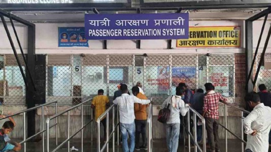 Railway News : रेलवे की टिकट खिड़की पर दलालों की दादागिरी, गरीब यात्री परेशान