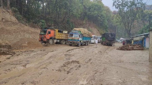 Maharajganj News : नेपाल में भारी बारिश का असर, नारायणगढ़-बुटवल रोड क्षतिग्रस्त होने से आवागमन बाधित