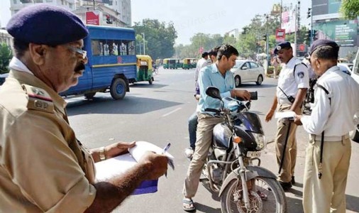 Maharajganj News : जिले में यातायात जागरूकता अभियान तेज़, तेज रफ़्तार के लिए 17 चालकों पर 34 हार का जुर्माना