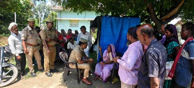 Maharajganj News : नहर में कूदकर महिला ने किया आत्महत्या का प्रयास, ग्रामीणों ने बचाई जान