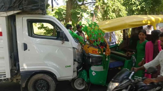 Maharajganj News : पड़री खुर्द में पिकअप और ऑटो में भिड़ंत, चालक गंभीर रूप से घायल