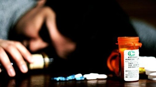 Maharajganj News : संदेह में डूबा युवक… घर लौटते ही खा लिया ज़हर, हालत नाजुक