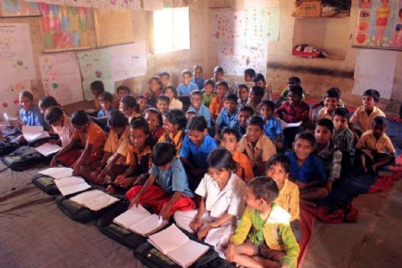 Maharajganj News : स्कूल विलय से परेशान अभिभावक और बच्चे, पुराने विद्यालय जाने को मजबूर
