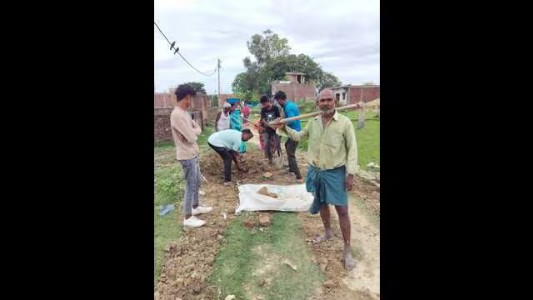 Maharajganj News : कीचड़ और जलजमाव से परेशान लोगों ने उठाया कुदाल-बेलचा, सड़क की मरम्मत में जुटे