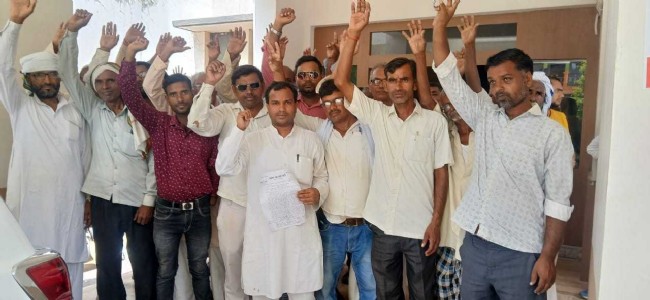 Maharajganj News : निचलौल तहसील पर आम आदमी पार्टी का जोरदार प्रदर्शन, यूरिया खाद की किल्लत को लेकर डीएम को सौंपा ज्ञापन