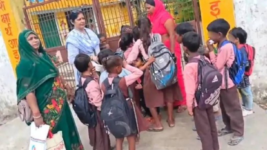 Maharajganj News : स्कूल मर्जर के विरोध में प्रिंसिपल में बच्चों से कराया ऐसा काम, फिर हो गयी सस्पेंड