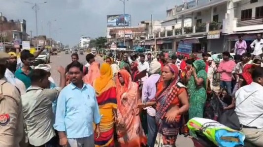 Maharajganj News : शटडाउन के बाद भी चालू हुई बिजली से लाइनमैन की मौत, परिजनों ने जाम किया NH730