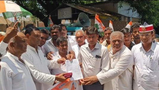 UP Politics : स्कूल मर्जर, खाद संकट और सरकारी अनियमितताओं के खिलाफ कांग्रेस का धरना
