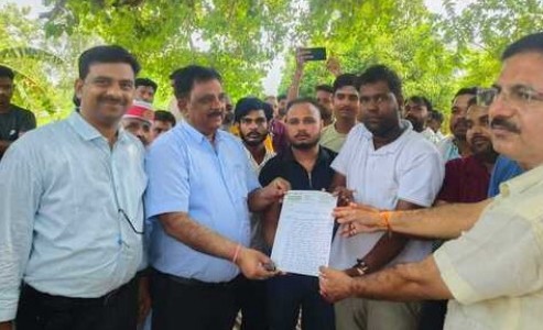 Maharajganj News : 18 घंटे के शेड्यूल के बावजूद बिजली गायब, लोगों ने किया हल्ला बोल