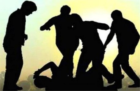 Maharajganj News : जगदीशपुर चौराहे पर दुकान में घुसकर हमला, पुरानी रंजिश में युवक की बेरहमी से पिटाई