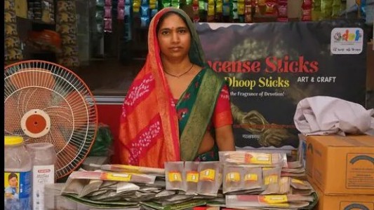 Maharajganj Exclusive News : मंदिरों में चढ़े फूलों से मिला आत्मनिर्भरता का रास्ता, रंजीता की प्रेरणादायक कहानी