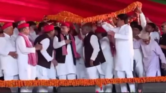 UP News : अखिलेश यादव के मंच पर मुस्लिम विधायक आलम बदी को पीछे धकेलने का वीडियो वायरल, जाने क्या है मामला