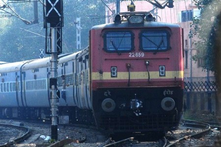 Maharajganj News : लगातार चौथे दिन भी निरस्त रही नौतनवा से गोरखपुर जाने वाली आखिरी पैसेंजर, लोग परेशान