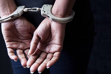 Maharajganj News : पनियरा में ज़मीन हड़पने की साजिश का पर्दाफाश, महिला और ससुर गिरफ्तार