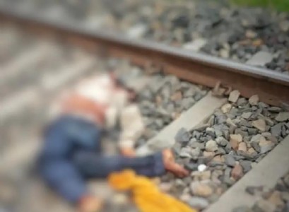Maharajganj News : सिसवा के रेलवे ट्रैक पर मिला एक अधेड़ का शव, मचा हड़कंप