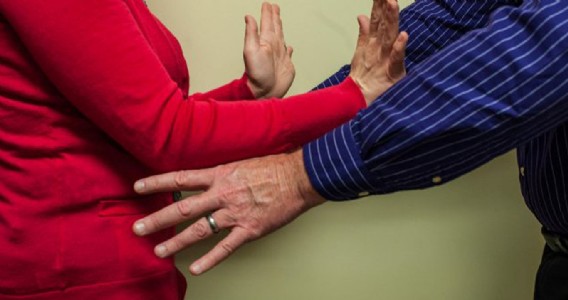 Maharajganj News : दिनदहाड़े महिला को छेड़ा और विरोध करने वाली पत्नी का फोड़ा सिर