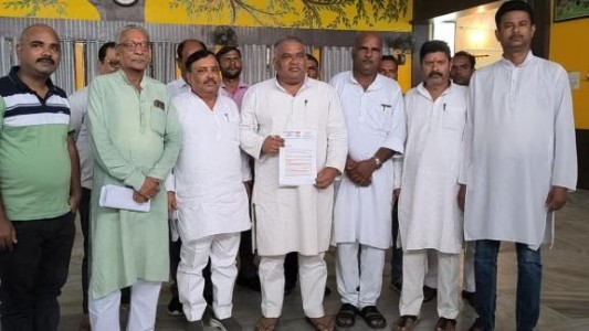 UP politics : उप निबंधक पर मानसिक रूप से अक्षम व्यक्ति की जमीन का रजिस्ट्री का घोटाला, कांग्रेस ने डीएम को सौंपा ज्ञापन