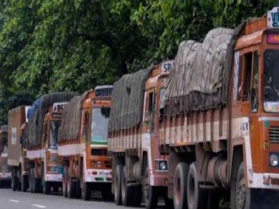 Maharajganj News : सोनौली बॉर्डर पर लगा 8 किमी लंबा जाम, दशहरा से पहले बढ़ा निर्यात, ट्रकों को कतार से निकालने में दलाल सक्रिय