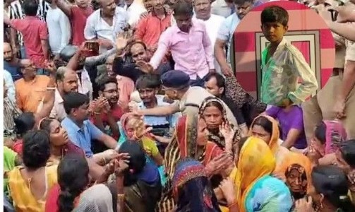 Maharajganj News : 11 साल के हिमांशु की हत्या से गुस्साए परिजनों और ग्रामीणों ने किया महराजगंज में जाम, बुलडोज़र और एनकाउंटर की मांग