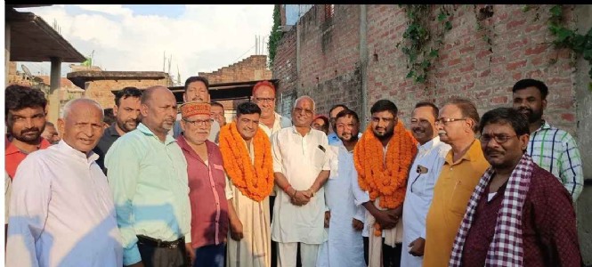Maharajganj News : पिता के अंतिम संस्कार में मदद करने वाले राशिद और वारिस कुरैशी को मिला सम्मान