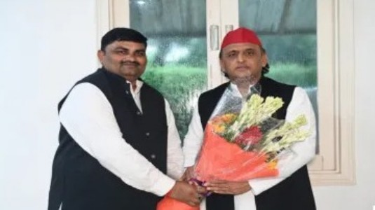 UP Politics : अखिलेश यादव संग बीजेपी नेता के भाई की तस्वीर वायरल, यूपी की सियासत में नए में नए समीकरणों की आहट?