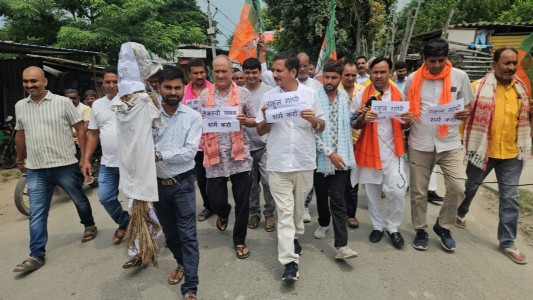 UP Politics : नौतनवा में भाजपा कार्यकर्ताओं का प्रदर्शन, राहुल गाँधी का पुतला दहन