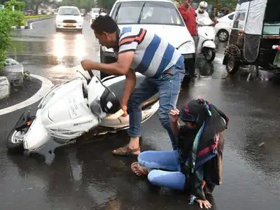 UP News : सड़क हादसों में घायलों को अस्पताल पहुँचाने वालों को मिलेंगे 25 हज़ार रुपये, राहवीर योजना का प्रचार करेगी पुलिस